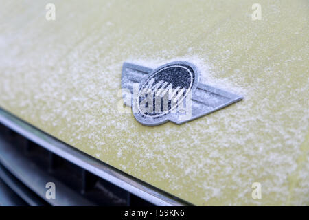 La Russia Kemerovo 2019-01-07 vista ravvicinata della Mini Cooper auto logo su giallo Mini Cooper auto coperto di neve Foto Stock