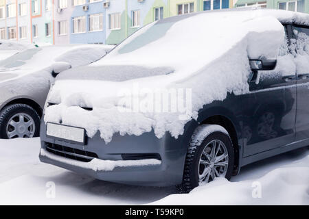 La Russia Kemerovo 2019-01-07 grigio auto minibus Honda Stepwgn coperte di neve. Vista frontale. Concetto di tempo nevoso, nevicata, bad settentrionale conditi meteo Foto Stock