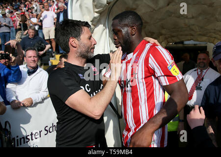 Lincoln City Manager Danny Cowley e Lincoln City John Akinde celebrare dopo la scommessa del Cielo lega due corrispondono a Sincil Bank, Lincoln. Foto Stock