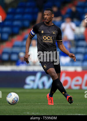 Mansfield Town Krystian Pearce in azione durante la scommessa del Cielo lega due corrispondono a Boundary Park, Oldham. Foto Stock