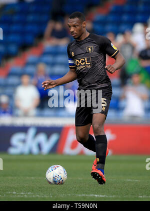 Mansfield Town Krystian Pearce in azione durante la scommessa del Cielo lega due corrispondono a Boundary Park, Oldham. Foto Stock