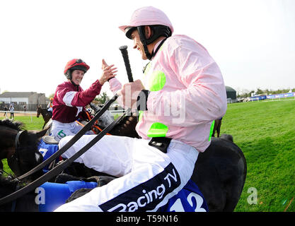 Il Boylesports Grand National. Burrows San Fantino e Ruby Walsh sono congratulato da RACHAEL BLACKMORE dopo la loro vittoria durante il giorno due di Fairyhouse Festival di Pasqua al firehouse Racecourse, Ratoath Foto Stock