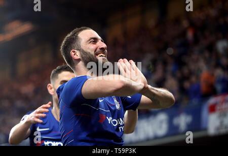 Chelsea di Gonzalo Higuain punteggio celebra il suo lato il secondo obiettivo del gioco durante il match di Premier League a Stamford Bridge, Londra. Foto Stock