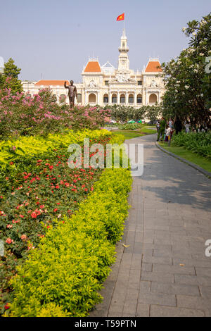 La città di Ho Chi Minh, Vietnam - Marzo 15, 2019 : Statua di Ho Chi Minh nel giardino di fronte al Palazzo del Municipio in Ho Chi Minh City o Saigon Vietnam. Foto Stock