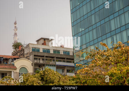 Scala sul tetto su di noi ex quartier generale della CIA dove lo scorso le evacuazioni di guerra del Vietnam si è verificato nella moderna città di Ho Chi Minh, Vietnam. Foto Stock