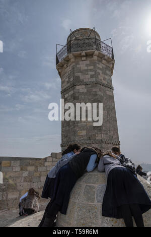 Israele, Nabi Samuel (tomba del profeta Samuele). Ebrei Ortodossi ragazze guardare attraverso una apertura nel tetto del sito, santa per gli ebrei e i musulmani. Foto Stock