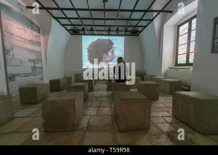 Jerusael, Israele. Una ragazza nel film sala del Museo della Metropolitana ebraica, dedicato agli ebrei che hanno combattuto per l'indipendenza di Israele. Foto Stock