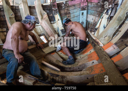 Un cantiere in cui i tradizionali fiume Tago barche sono costruiti e riparati in Sarilhos Pequenos village a Moita comune, Portogallo Foto Stock