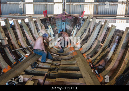 Un cantiere in cui i tradizionali fiume Tago barche sono costruiti e riparati in Sarilhos Pequenos village a Moita comune, Portogallo Foto Stock