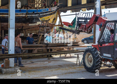 Un cantiere in cui i tradizionali fiume Tago barche sono costruiti e riparati in Sarilhos Pequenos village a Moita comune, Portogallo Foto Stock