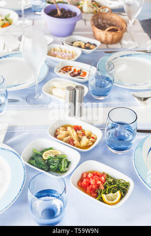 Varioius meze antipasti in una piscina ristorante greco. Sani spuntini vegetariani. Cucina locale mediterranea Foto Stock