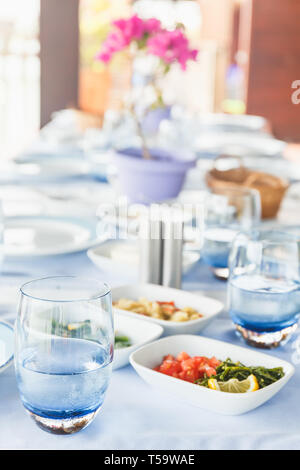 Varioius meze antipasti in una piscina ristorante greco. Sani spuntini vegetariani. Cucina locale mediterranea Foto Stock