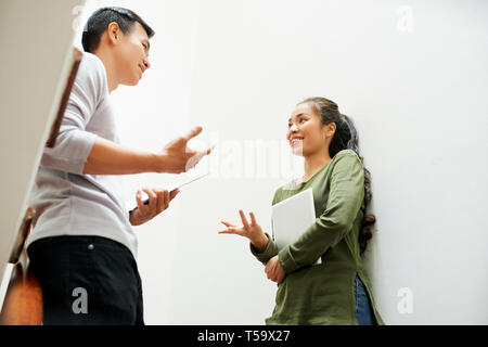 I giovani lo scambio di idee Foto Stock