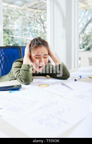 Donna con lo stallo sul lavoro Foto Stock