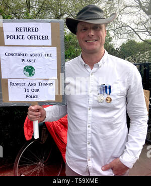 In pensione, l'ispettore capo della polizia Philip Kedge, 50 anni, dell'Hampshire, indossa le medaglie Jubilee and Police Long Service and Good Conduct della sua Regina, che lavorava anche nel Home Office e ora sostiene il movimento della ribellione dell'estinzione a Marble Arch London. Foto Stock