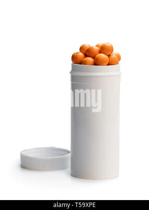 Scambiare le vostre pillole ad un arance fresche. Concetto di natura fatta integratore vitaminico da frutti naturali Foto Stock