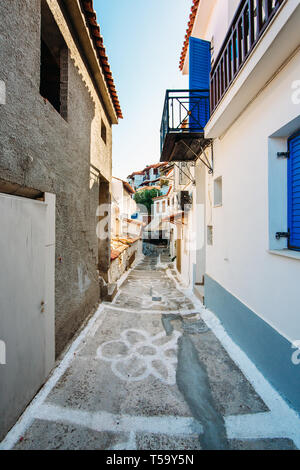 Bella e antica strada di Kokkari su Samos, Grecia Foto Stock