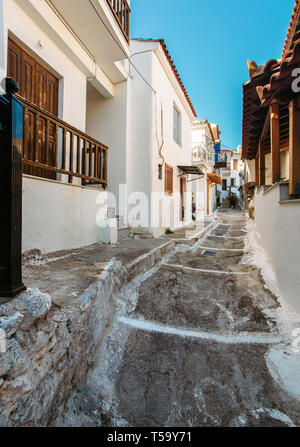 Bella e antica strada di Kokkari su Samos, Grecia Foto Stock