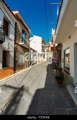 Bella e antica strada di Kokkari su Samos, Grecia Foto Stock