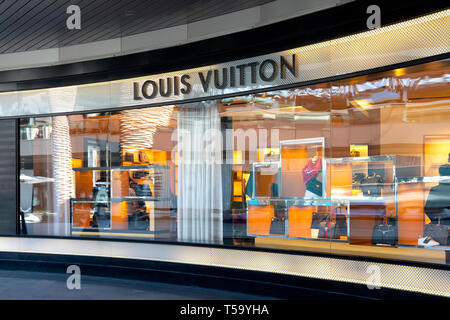 SANTA MONICA, CA/STATI UNITI D'America - 18 Aprile 2019: Luis Vitton store esterno e logo del marchio Foto Stock