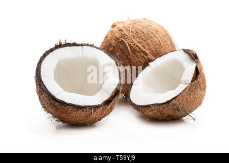 Craked e noci di cocco intero isolato su sfondo bianco Foto Stock