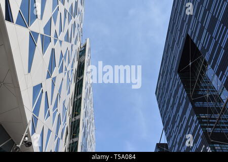 Moderni edifici alti in Bjorvika quartiere vicino architettura moderna area business nel centro di Oslo - Norvegia. Foto Stock