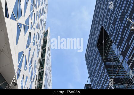 Moderni edifici alti in Bjorvika quartiere vicino architettura moderna area business nel centro di Oslo - Norvegia. Foto Stock