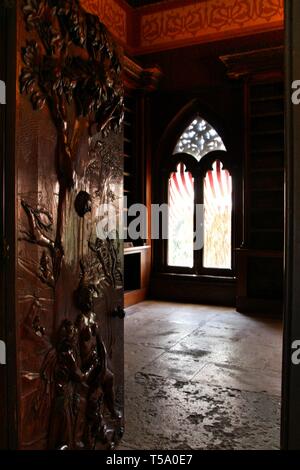 Sintra, Lisbona, Portogallo- Marzo 16, 2019: in legno intagliato porta dell'Monserrate biblioteca del palazzo Foto Stock