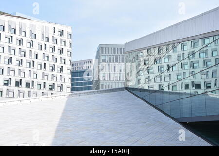 Moderni edifici alti in Bjorvika quartiere vicino architettura moderna area business nel centro di Oslo - Norvegia. Foto Stock