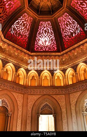 Sintra, Lisbona, Portogallo- splendida e maestosa cupola vintage di Monserrate nel Palazzo di Sintra, Lisbona Foto Stock