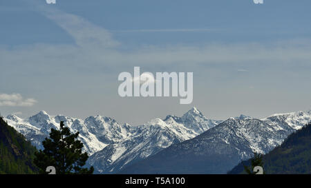 Vista di Orobian pre-Alpi dalla Valmalenco in una giornata di sole Foto Stock