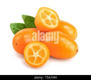 Cumquat o kumquat con metà isolato su sfondo bianco Foto Stock