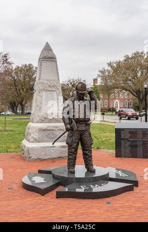 Dover, DE - Aprile 5, 2019: Vigili del Fuoco Memorial include un bronzo la figura di un vigile del fuoco piegando la sua testa ai caduti. Foto Stock