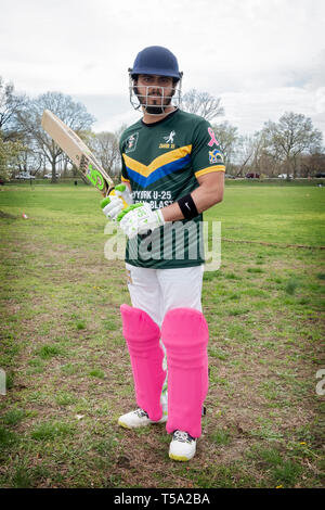 Un pakistano American cricket battitore nella sua 20's che posano per una foto a un torneo in Baisley Pond Park in Giamaica, Queens, a New York City. Foto Stock