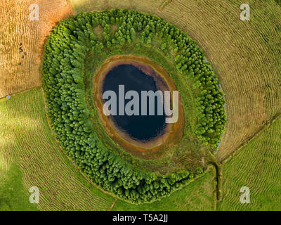 Veduta aerea della splendida laguna nelle isole Azzorre. Drone vista orizzontale con le linee e le texture in background. Vista superiore del cratere vulcanico, Foto Stock