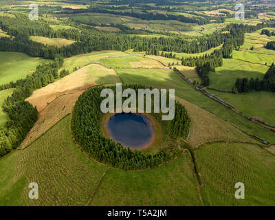 Veduta aerea della splendida laguna nelle isole Azzorre. Drone vista orizzontale con le linee e le texture in background. Vista superiore del cratere vulcanico, Foto Stock
