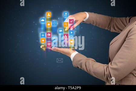 Elegante femmina mano azienda tablet con coloratissime icone delle applicazioni Foto Stock