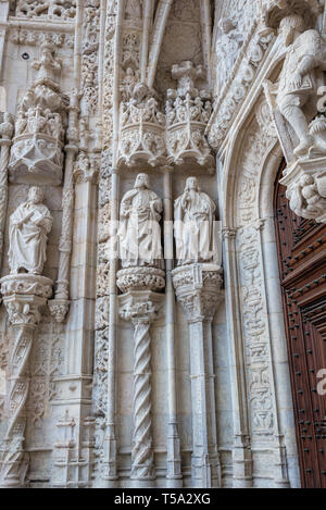 Dettagli del portale sud del monastero di San Geronimo - Mosteiro dos Jeronimos nel quartiere di Belem a Lisbona, Portogallo Foto Stock