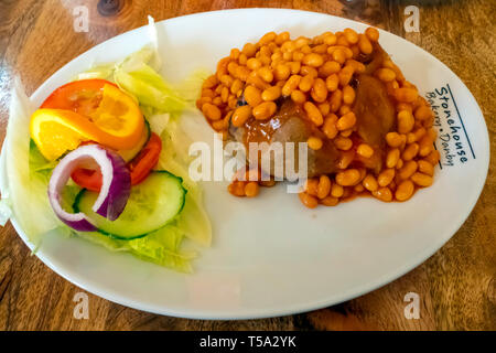 A buon mercato sano pranzo jacket potato fagioli al forno e insalata presso la panetteria Stonehouse Danby Foto Stock