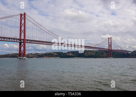 25 de Abril Bridge a Lisbona, Portogallo che connettono la città del comune di Almada sul lato sinistro del fiume Tago Foto Stock