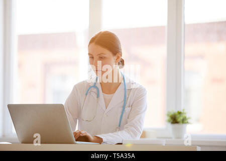 Medico che lavorava alla reception Foto Stock