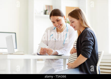 Donna incinta a Checkup Foto Stock