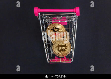 Pila di monete bitcoin in mini carrello giocattolo, concetto di data mining. Elettronici di denaro virtuale per il web banking e la rete internazionale di pagamento. Symbo Foto Stock