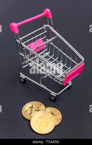 Pila di monete bitcoin in mini carrello giocattolo, concetto di data mining. Elettronici di denaro virtuale per il web banking e la rete internazionale di pagamento. Symbo Foto Stock