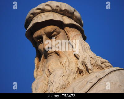 Leonardo Da Vinci scultura in Piazza della Scala a Milano. Foto Stock