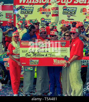 Jeff Gordon festeggia conquistando il Southern 500 il 6 settembre 1998 a Darlington Raceway. Foto Stock