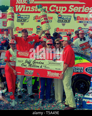 Jeff Gordon festeggia conquistando il Southern 500 il 6 settembre 1998 a Darlington Raceway. Foto Stock