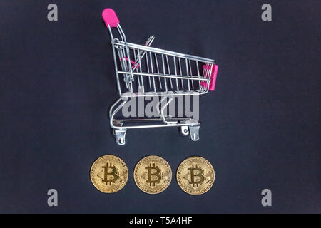 Pila di monete bitcoin in mini carrello giocattolo, concetto di data mining. Elettronici di denaro virtuale per il web banking e la rete internazionale di pagamento. Symbo Foto Stock