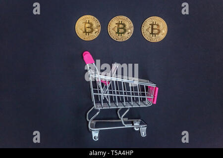 Pila di monete bitcoin in mini carrello giocattolo, concetto di data mining. Elettronici di denaro virtuale per il web banking e la rete internazionale di pagamento. Symbo Foto Stock