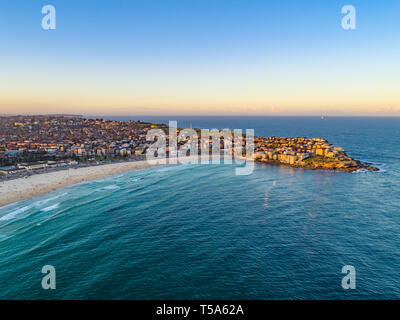 La spiaggia di Bondi Drone Shot al tramonto con Sydney CBD in background al tramonto Foto Stock